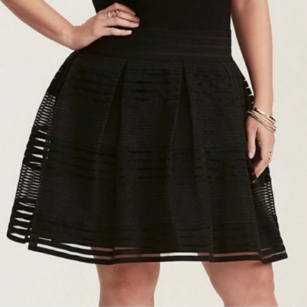 TORRID ALINE BLACK SKIRT/ SIZE 0 ( L/12)
